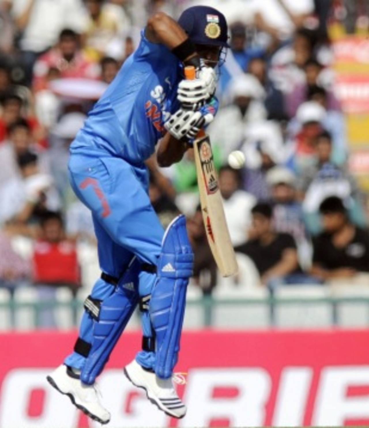 Suresh Raina was peppered with short deliveries, India v Australia, 3rd ODI, Mohali, October 19, 2013