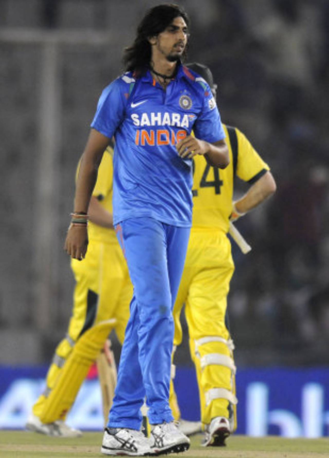Ishant Sharma looks dejected after giving away 30 runs in an over,  India v Australia, 3rd ODI, Mohali, October 19, 2013