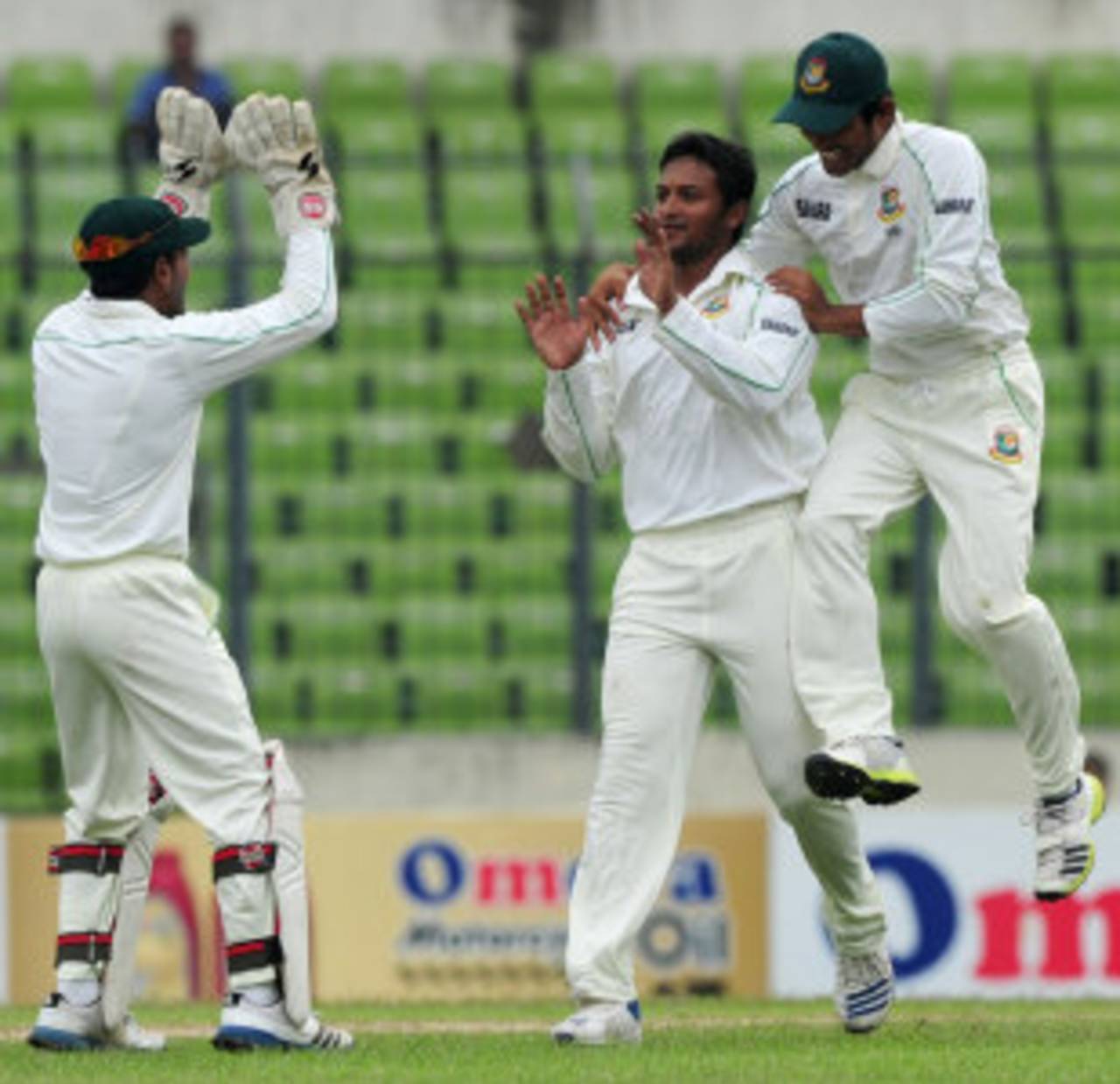 Shakib Al Hasan celebrates with teammates, Bangladesh v New Zealand, 2nd Test, 2nd day, Mirpur, October 22, 2013