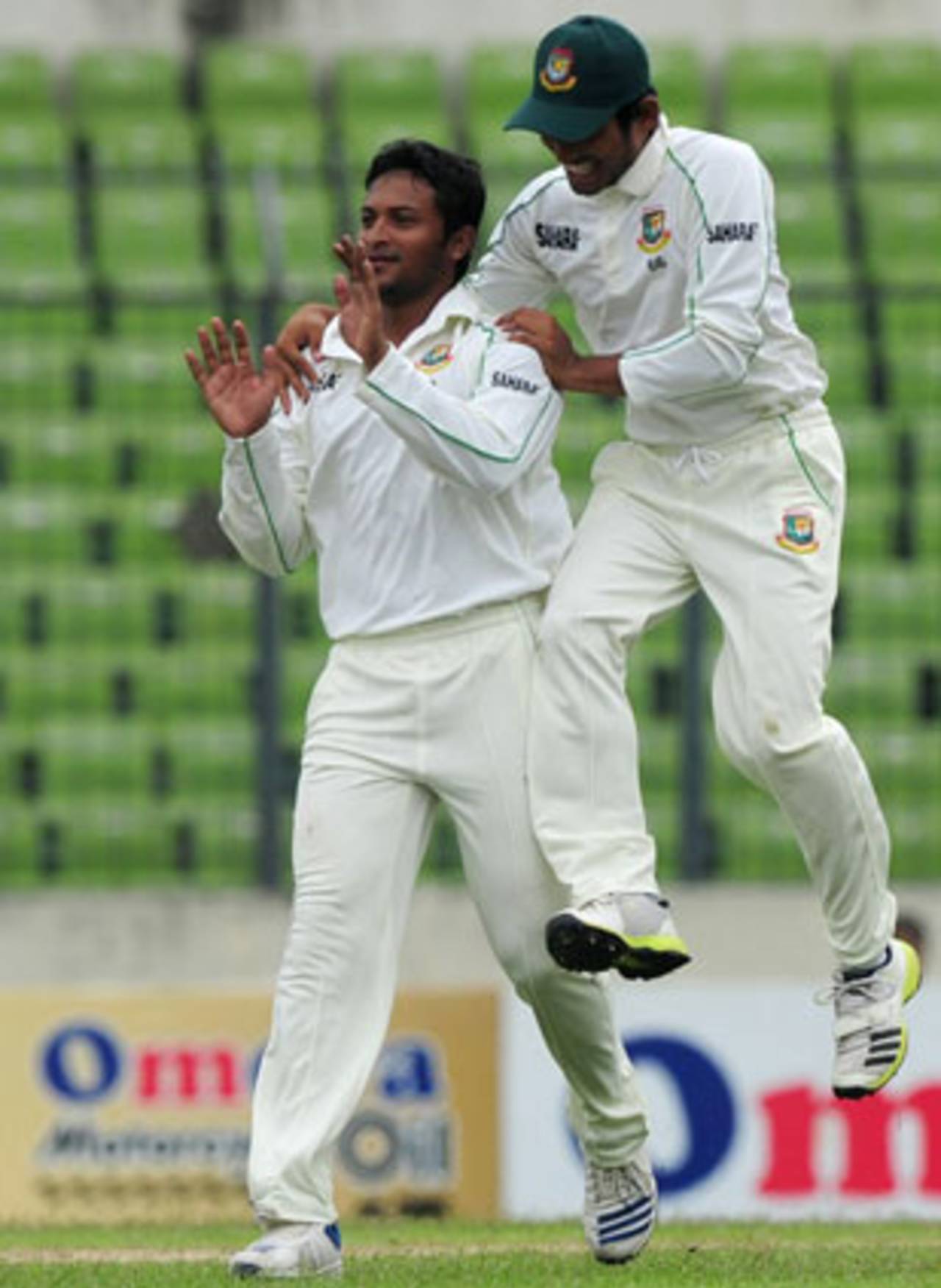 Shakib Al Hasan celebrates with teammates, Bangladesh v New Zealand, 2nd Test, 2nd day, Mirpur, October 22, 2013