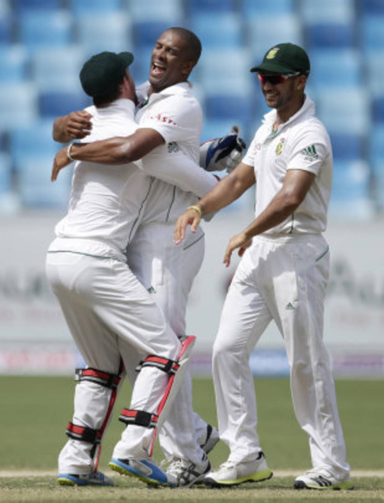 Vernon Philander dismissed Khurram Manzoor in his first over, Pakistan v South Africa, 2nd Test, Dubai, 3rd day, October 25, 2013