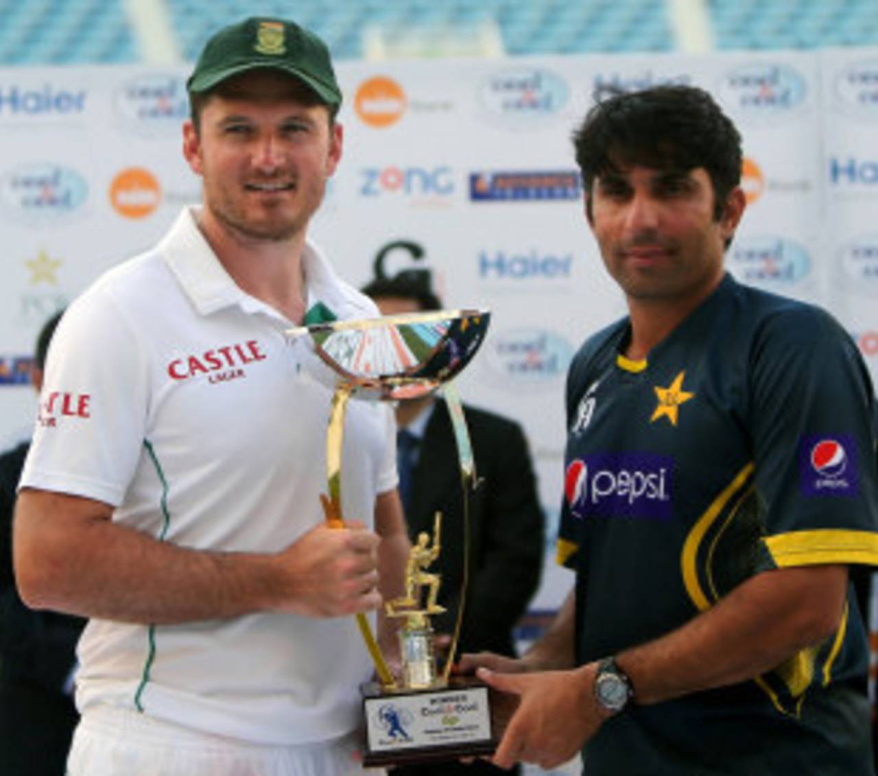 Graeme Smith and Misbah-ul-Haq share the trophy, Pakistan v South Africa, 2nd Test, Dubai, 4th day, October 26, 2013