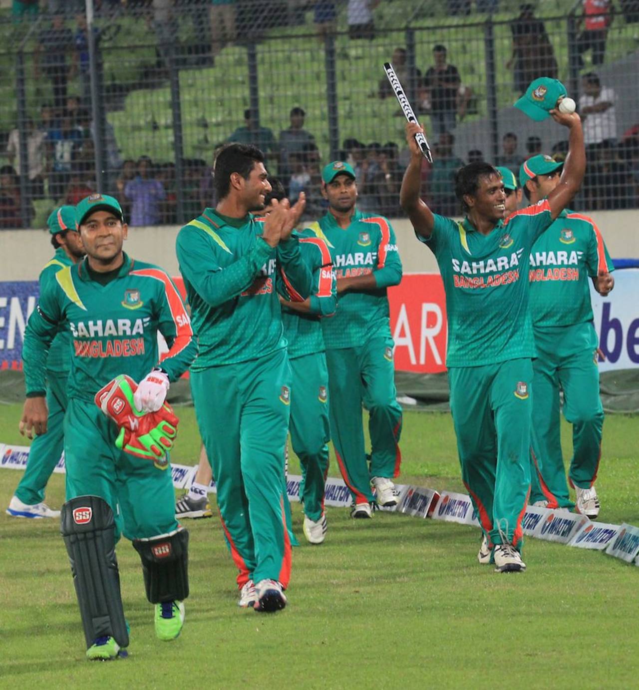 The Bangladesh players go on a victory lap, Bangladesh v New Zealand, 1st ODI, Mirpur, October 29, 2013