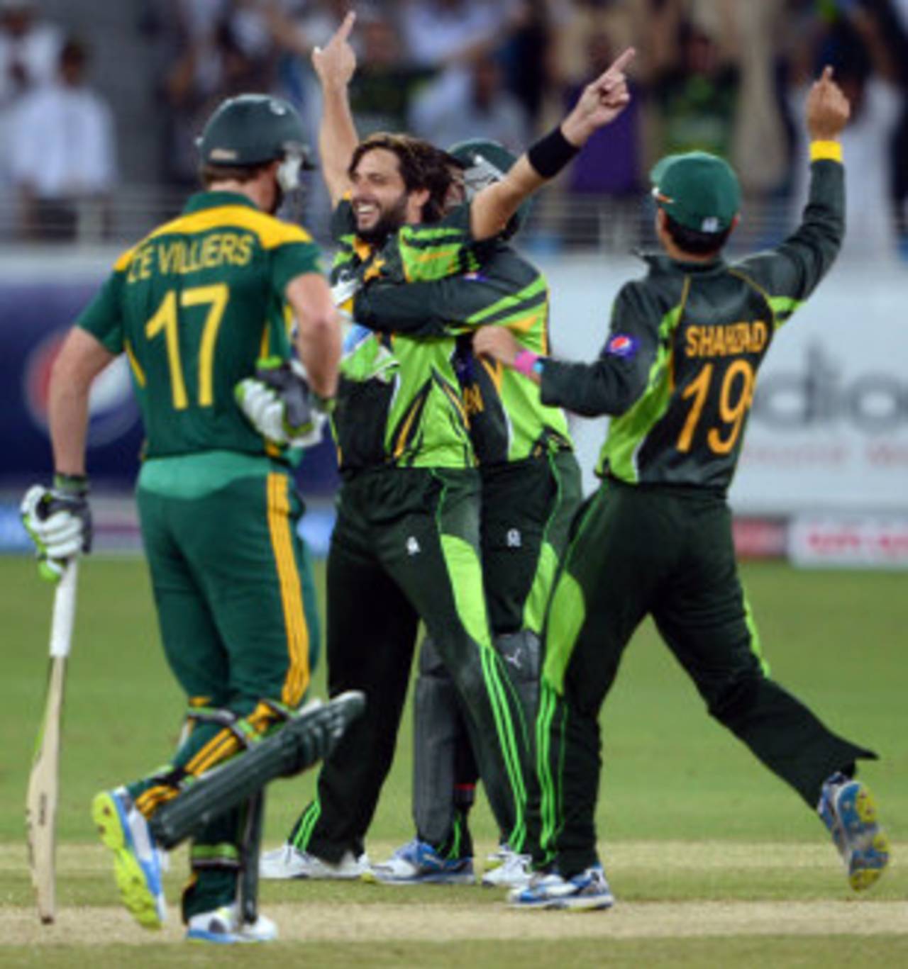 Shahid Afridi exults after dismissing Faf du Plessis, Pakistan v South Africa, 2nd ODI, Dubai, November 1, 2013