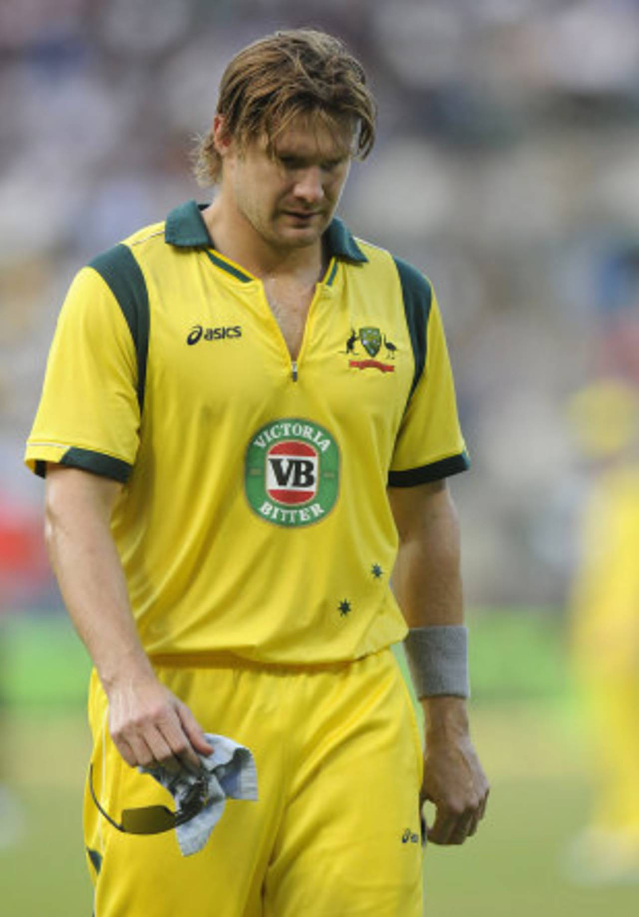An injured Shane Watson left the field after bowling five overs, India v Australia, 7th ODI, Bangalore, November 2, 2013
