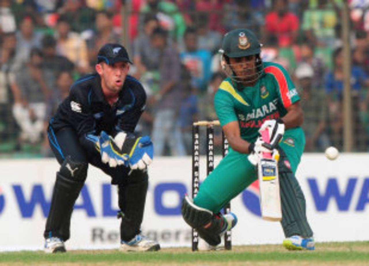 Shamsur Rahman plays a scoop, Bangladesh v New Zealand, 3rd ODI, Fatullah, November 3, 2013
