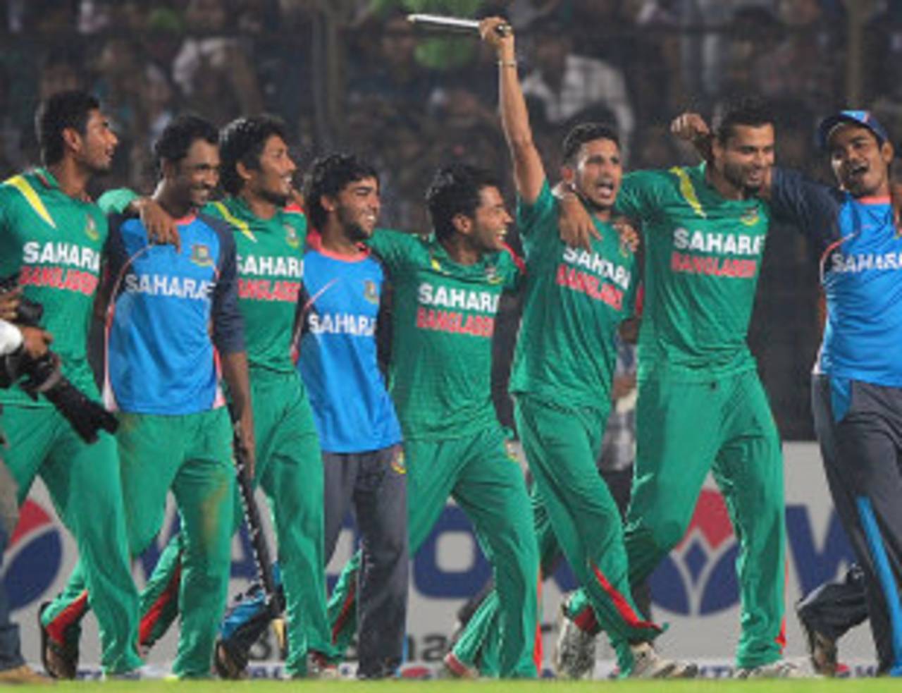 Bangladesh do a victory lap after sealing the series 3-0, Bangladesh v New Zealand, 3rd ODI, Fatullah, November 3, 2013