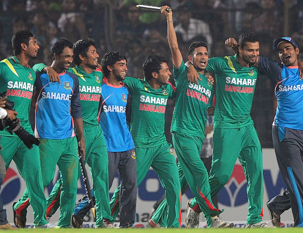 Bangladesh do a victory lap after sealing the series 3-0, Bangladesh v New Zealand, 3rd ODI, Fatullah, November 3, 2013
