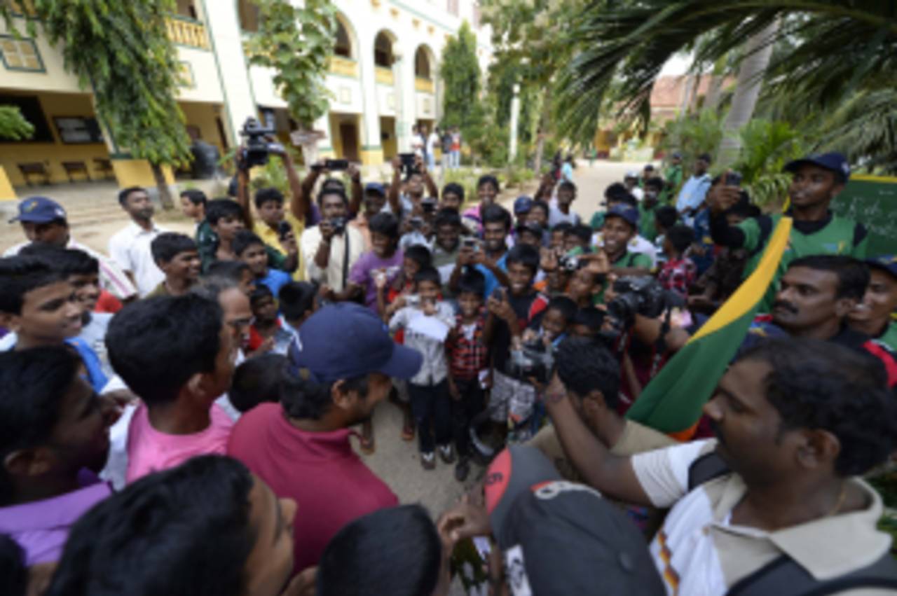 Kumar Sangakkara is mobbed by adoring fans in Jaffna&nbsp;&nbsp;&bull;&nbsp;&nbsp;Thusith Wijedoru/Murali Cup
