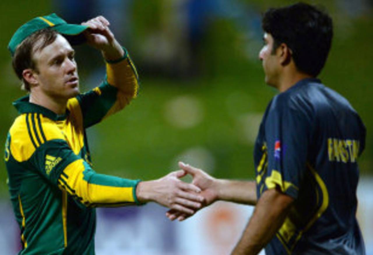 AB de Villiers shakes hands with Misbah-ul-Haq after the game, Pakistan v South Africa, 3rd ODI, Abu Dhabi, November 6, 2013