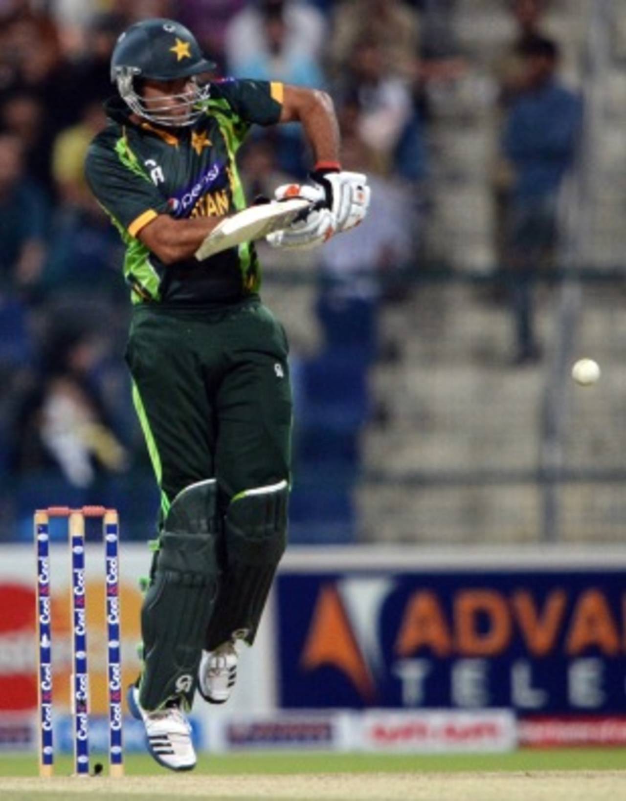 Sohaib Maqsood gets on his toes to negate the bounce, Pakistan v South Africa, 4th ODI, Abu Dhabi, November 8, 2013