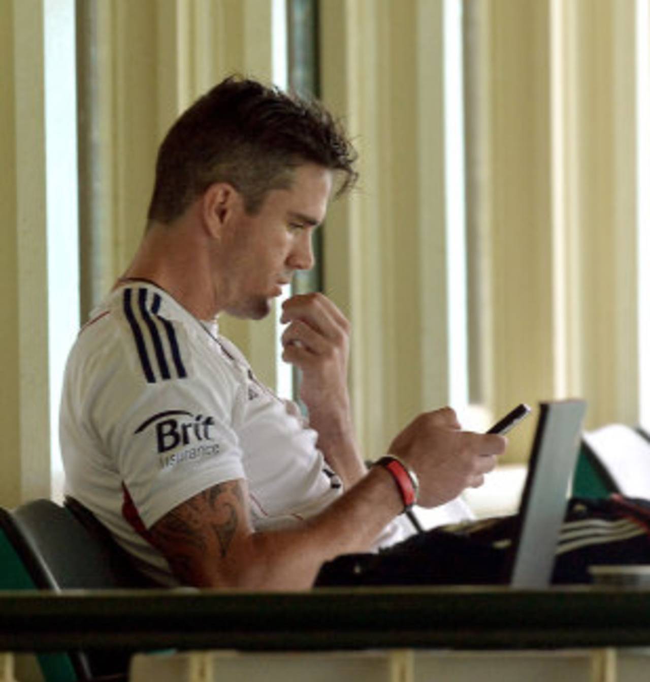 Kevin Pietersen checks his messages, SCG, November 12, 2013
