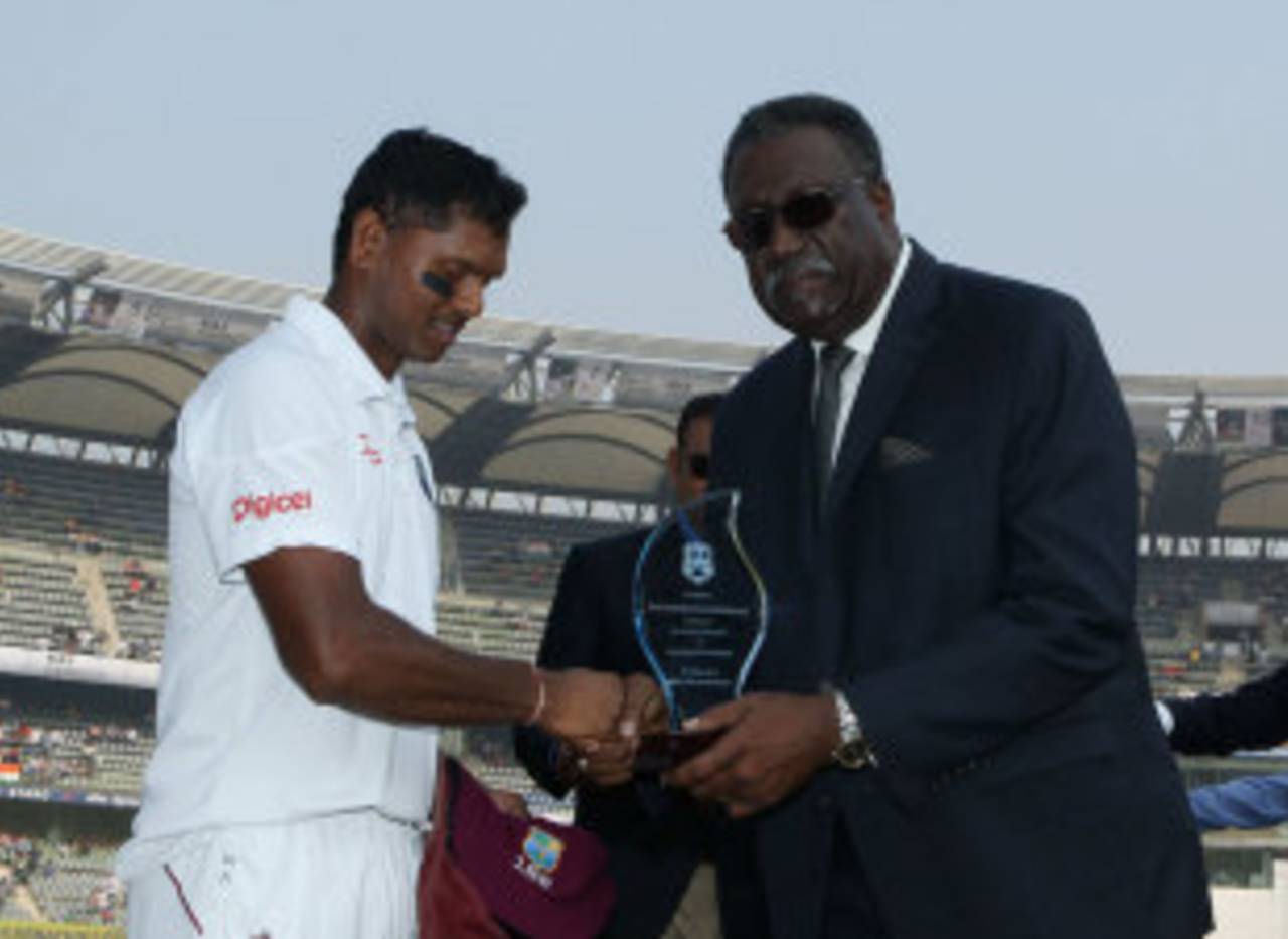Clive Lloyd presents Shivnarine Chanderpaul with a memento for his 150th Test, India v West Indies, 2nd Test, Mumbai, 1st day, November 14, 2013