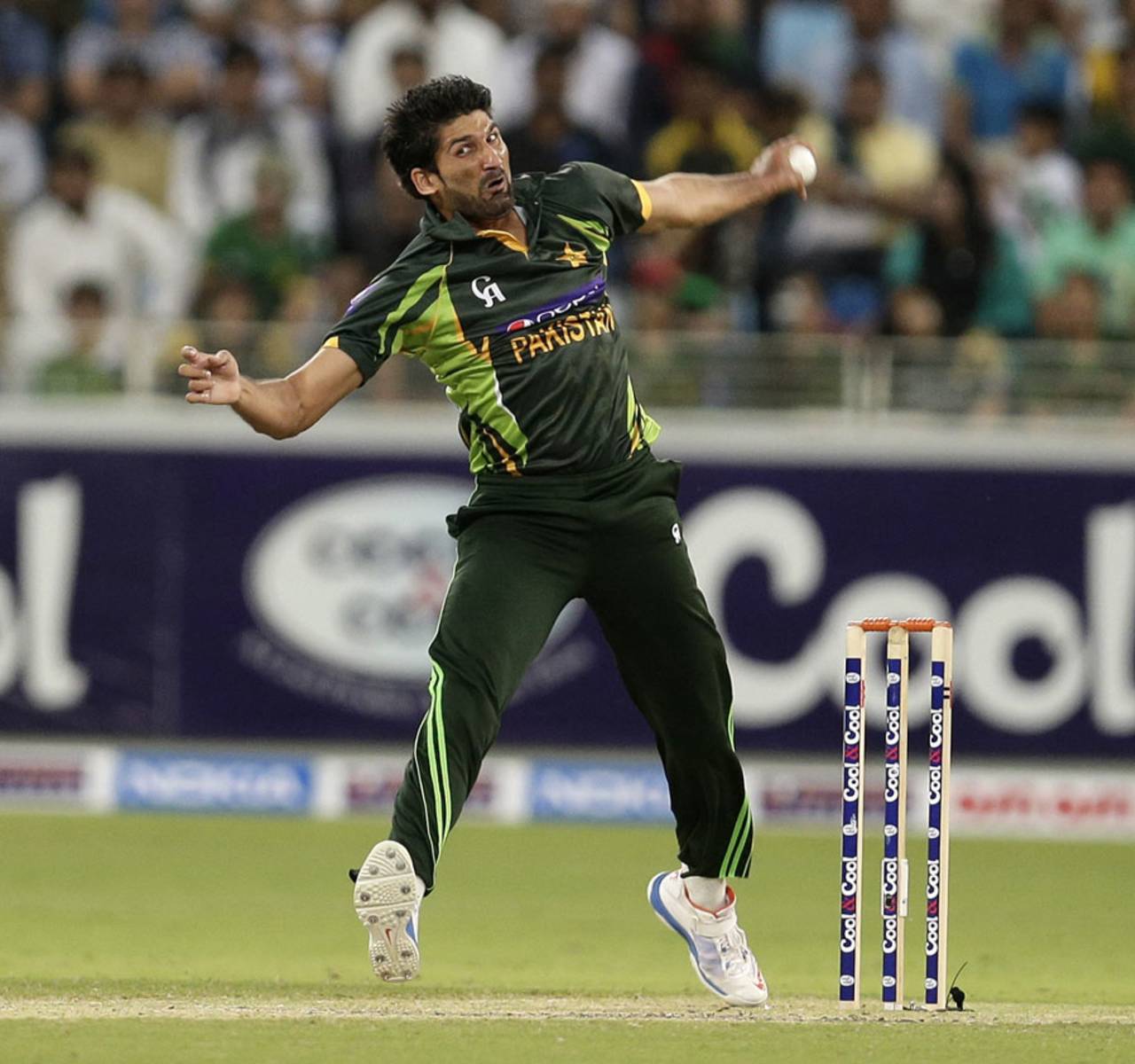 Sohail Tanvir in his delivery stride, Pakistan v South Africa, 2nd T20I, Dubai, November 15, 2013