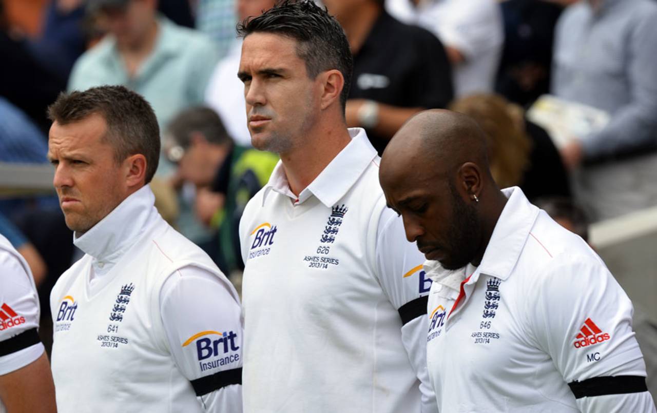 Graeme Swann, Kevin Pietersen and Michael Carberry observe a minute's silence for Nelson Mandela, Australia v England, 2nd Test, Adelaide, 2nd day, December 6, 2013