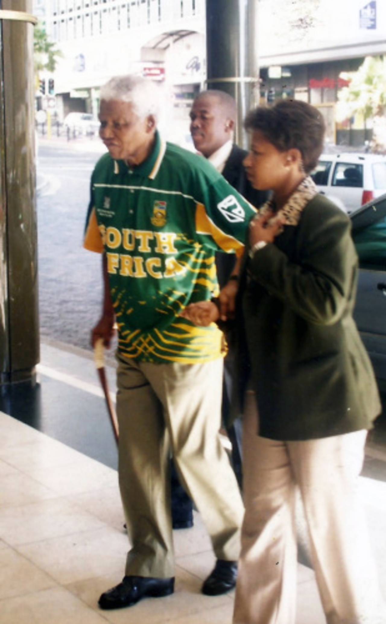 Mandela comes to meet the South African team at their hotel in Cape Town during the 2003 World Cup&nbsp;&nbsp;&bull;&nbsp;&nbsp;Sharda Ugra/ESPNcricinfo Ltd