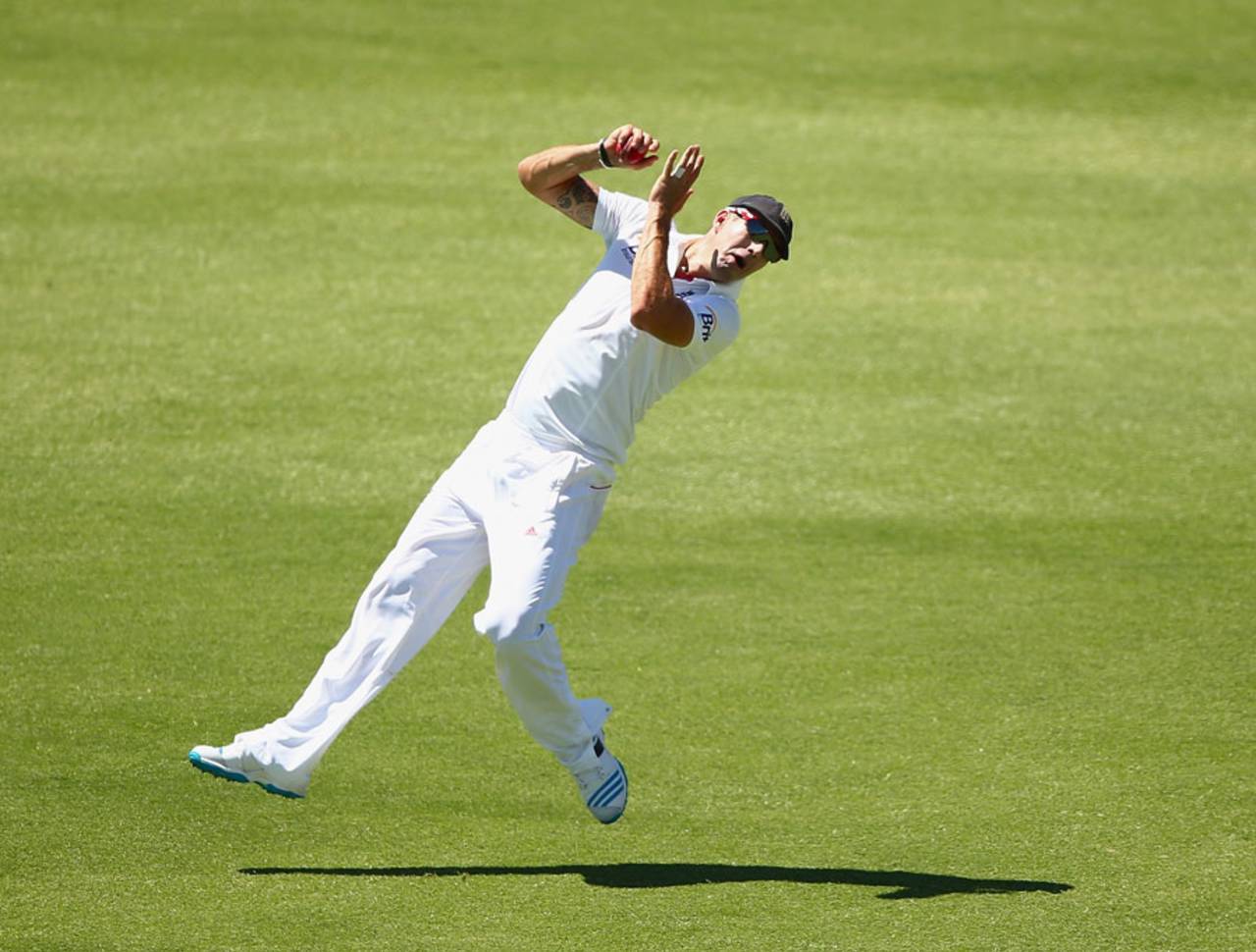 Kevin Pietersen took a catch tumbling backwards, Australia v England, 3rd Test, Perth, 1st day, December 13, 2013