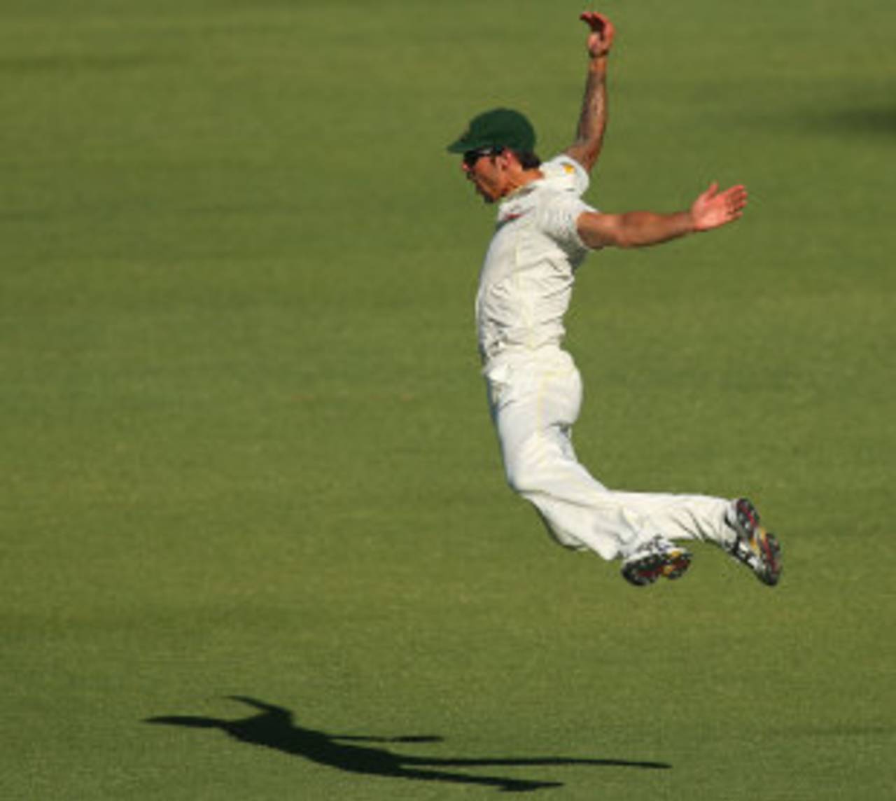 Mitchell Johnson held on to a difficult catch running backwards, Australia v England, 3rd Test, Perth, 2nd day, December 14, 2013