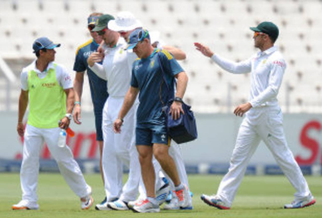Morne Morkel was unable to bowl for the rest of the match after suffering an injury in India's second innings&nbsp;&nbsp;&bull;&nbsp;&nbsp;AFP