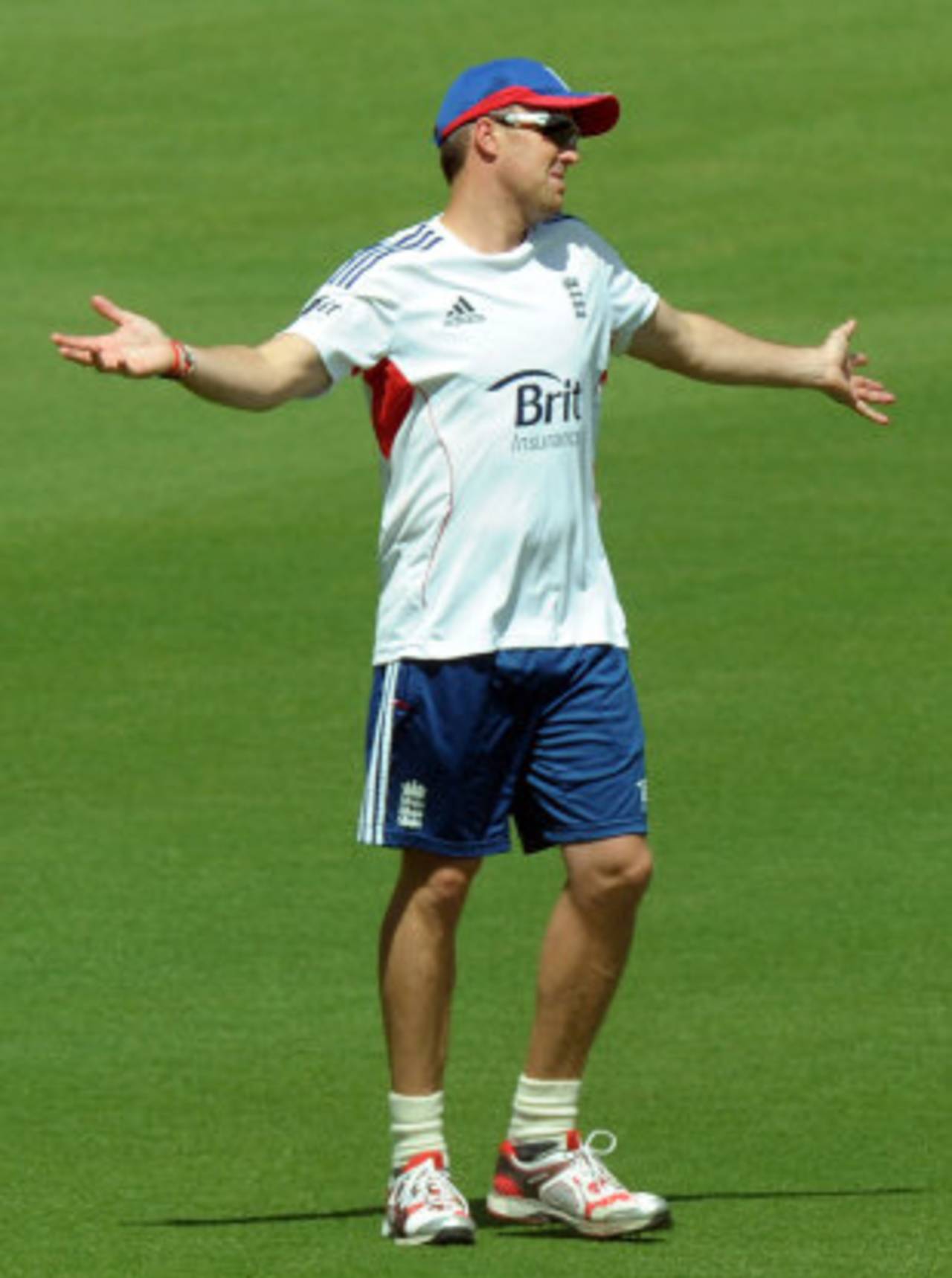 Graeme Swann unsure of where to go in practise, Brisbane, November, 19, 2013