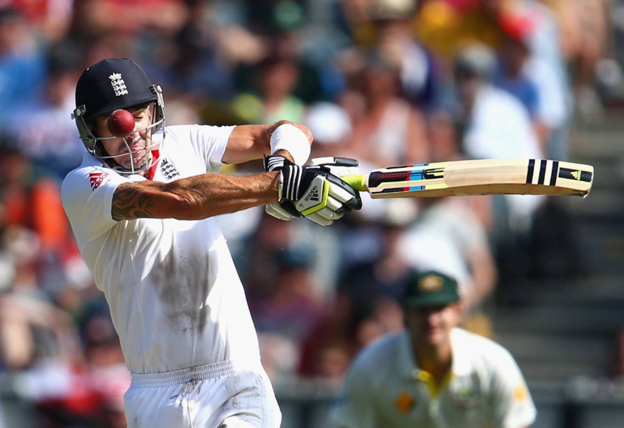 Kevin Pietersen took a blow on the helmet, Australia v England, 4th Test, Melbourne, 1st day, December 26, 2013