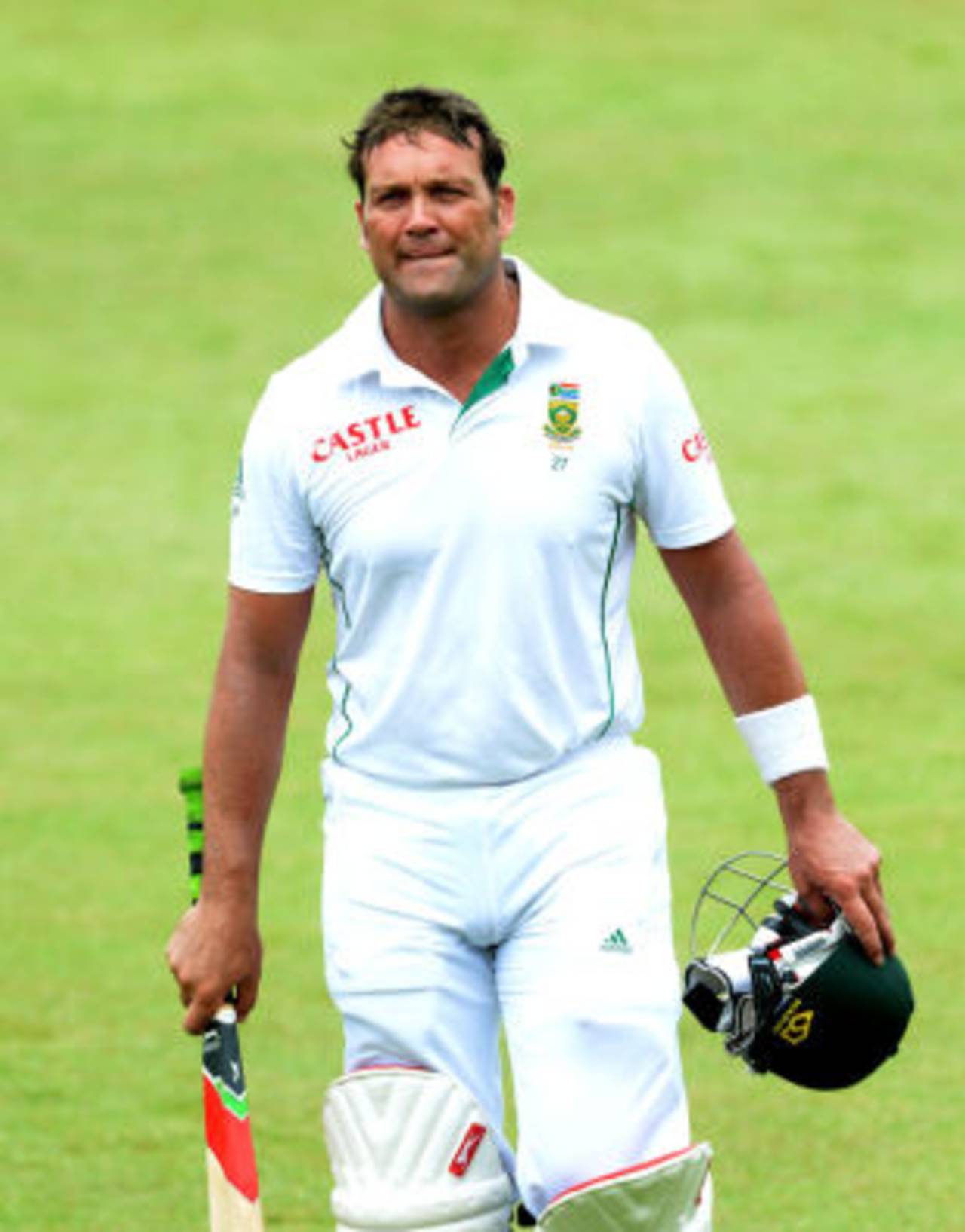 Jacques Kallis leaves the outfield in Durban with a century to his name in his final Test against India&nbsp;&nbsp;&bull;&nbsp;&nbsp;Getty Images