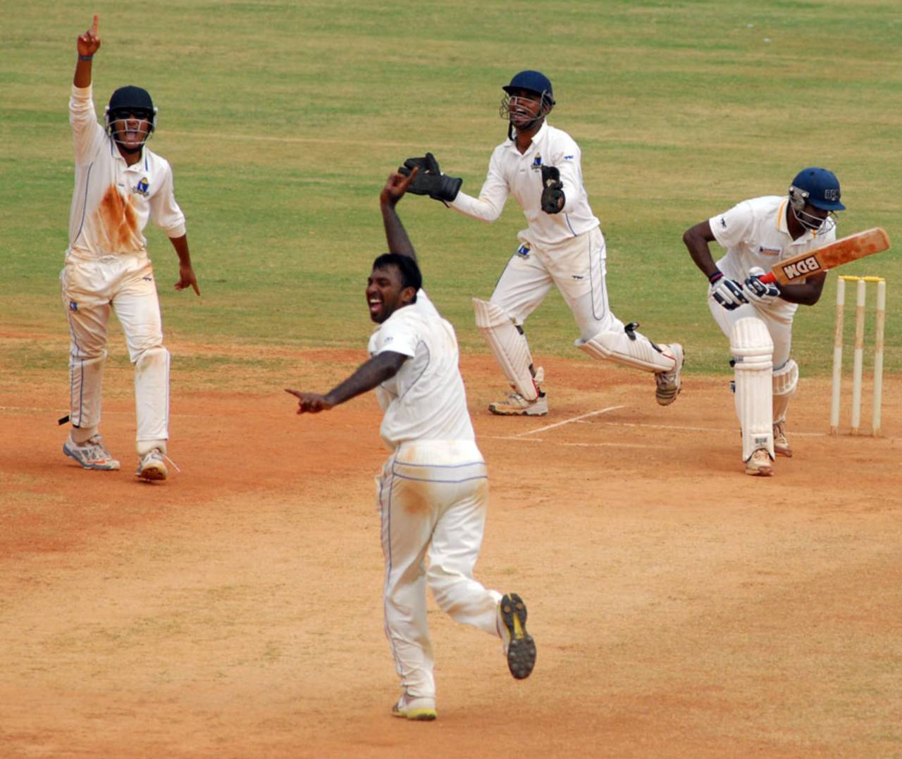 Saurasish Lahiri's match haul of 10 wickets against Tamil Nadu spun Bengal into the quarter-finals of the 2013-14 Ranji Trophy&nbsp;&nbsp;&bull;&nbsp;&nbsp;ESPNcricinfo