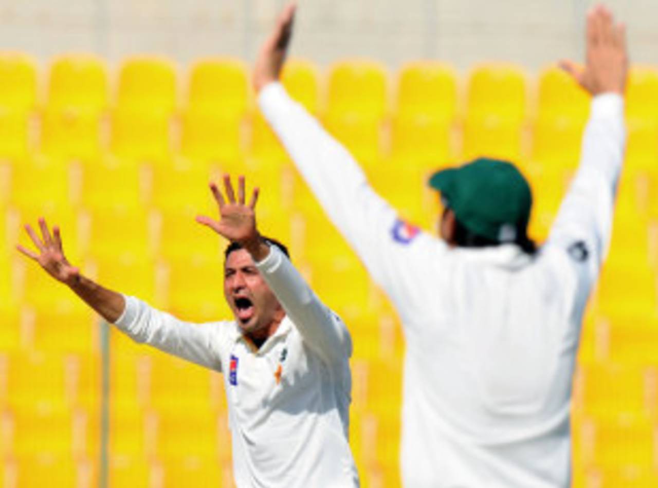 Junaid Khan appeals unsuccessfully for a wicket, Pakistan v Sri Lanka, 1st Test, 4th day, Abu Dhabi, January 3, 2014 