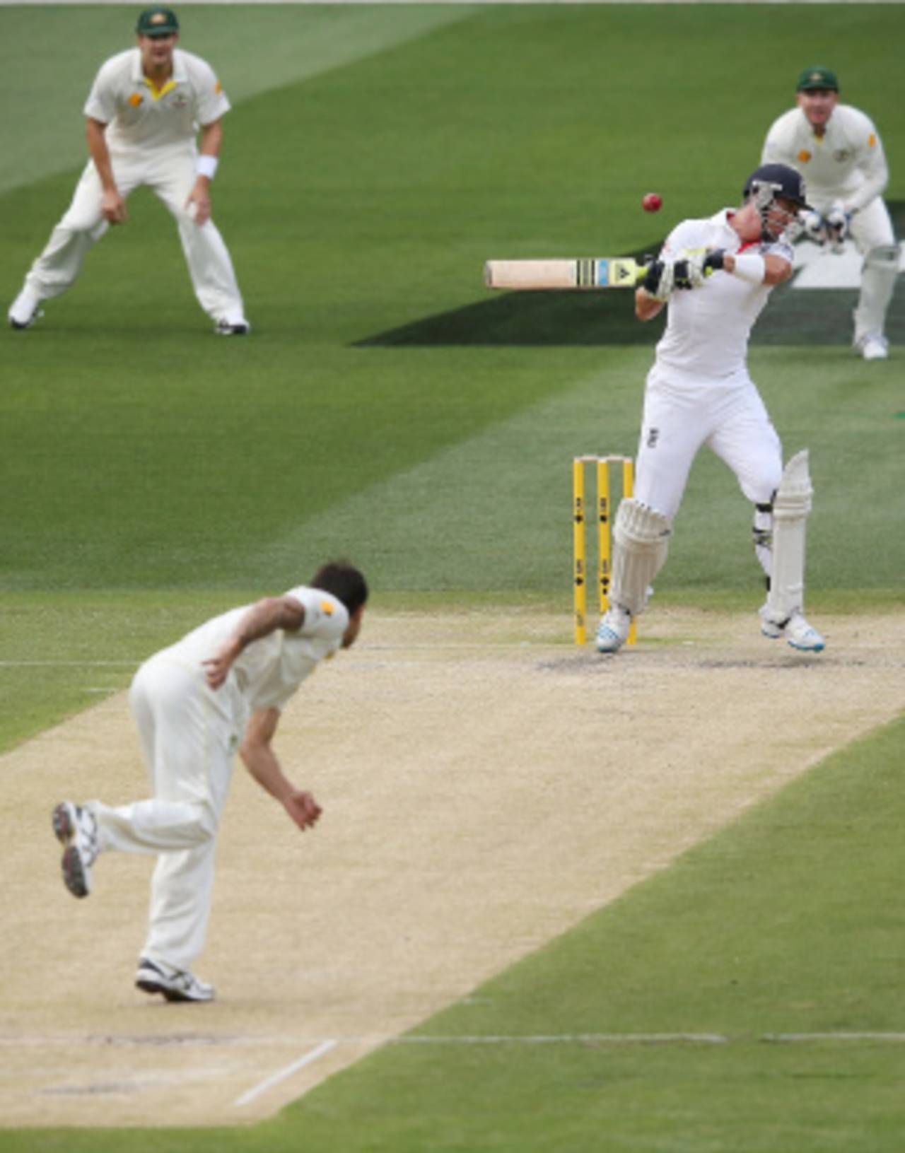 Kevin Pietersen avoids a short ball from Mitchell Johnson, Australia v England, 4th Test, Melbourne, 2nd day, December 27, 2013