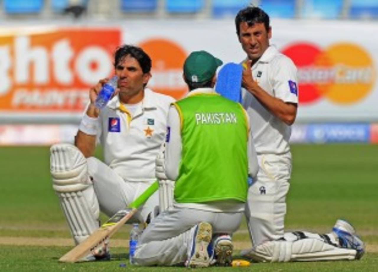 Misbah-ul-Haq and Younis Khan have a drink, Pakistan v Sri Lanka, 2nd Test, Dubai, 3rd day, January 10, 2014