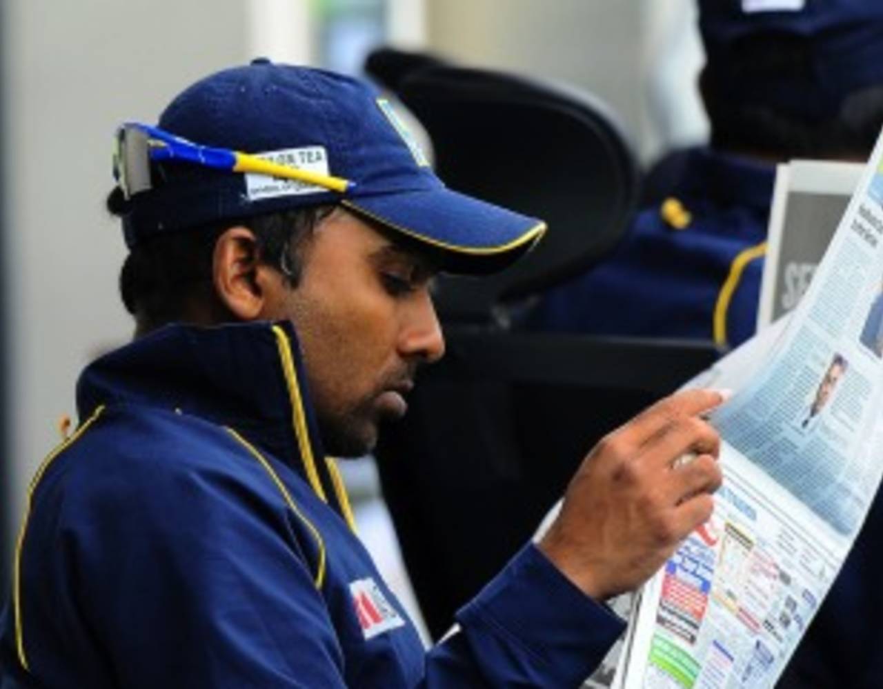 Mahela Jayawardene reads the paper, Pakistan v Sri Lanka, 2nd Test, Dubai, 5th day, January 12, 2014