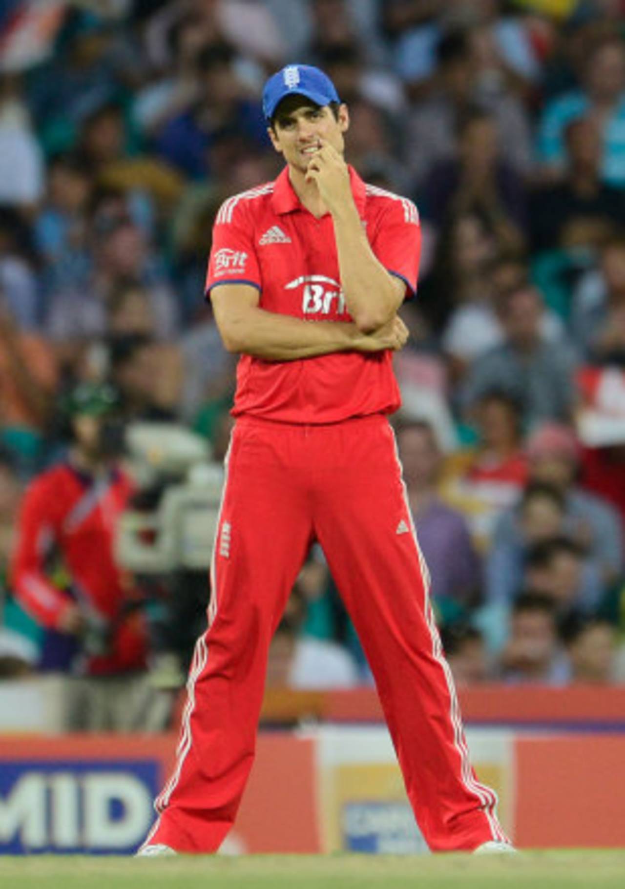 It was another tough day in the field for Alastair Cook, Australia v England, 3rd ODI, Sydney, January 19, 2014