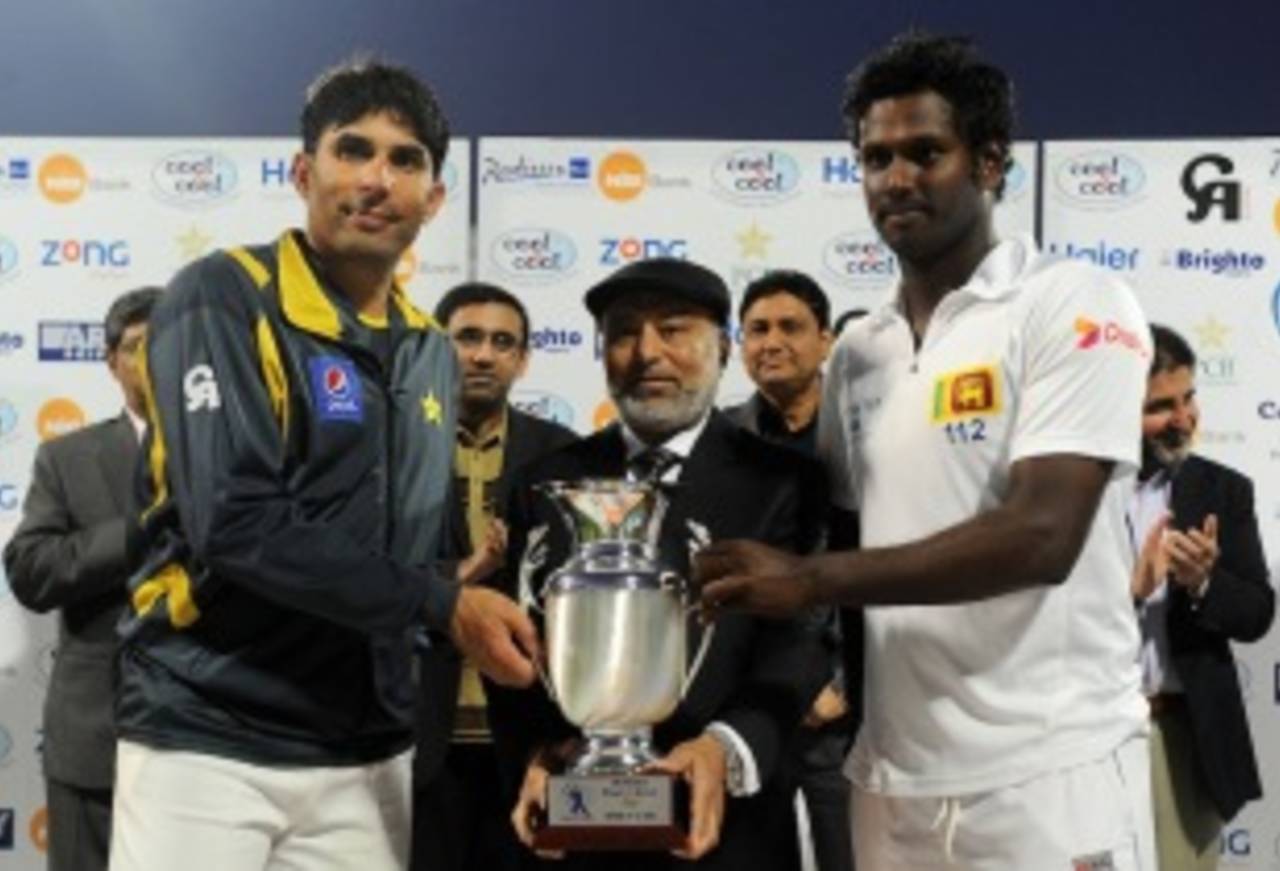 Angleo Mathews and Misbah-ul-Haq after sharing the series 1-1, Pakistan v Sri Lanka, 3rd Test, Sharjah, 5th day, January 20, 2014