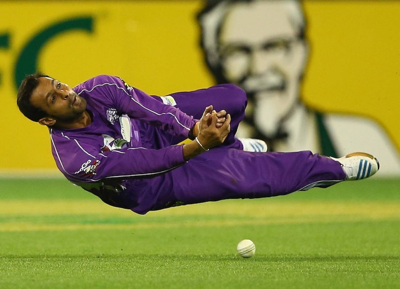 Shoaib Malik spills a catch while diving, Melbourne Stars v Hobart Hurricanes, Big Bash League, Melbourne, January 21, 2014