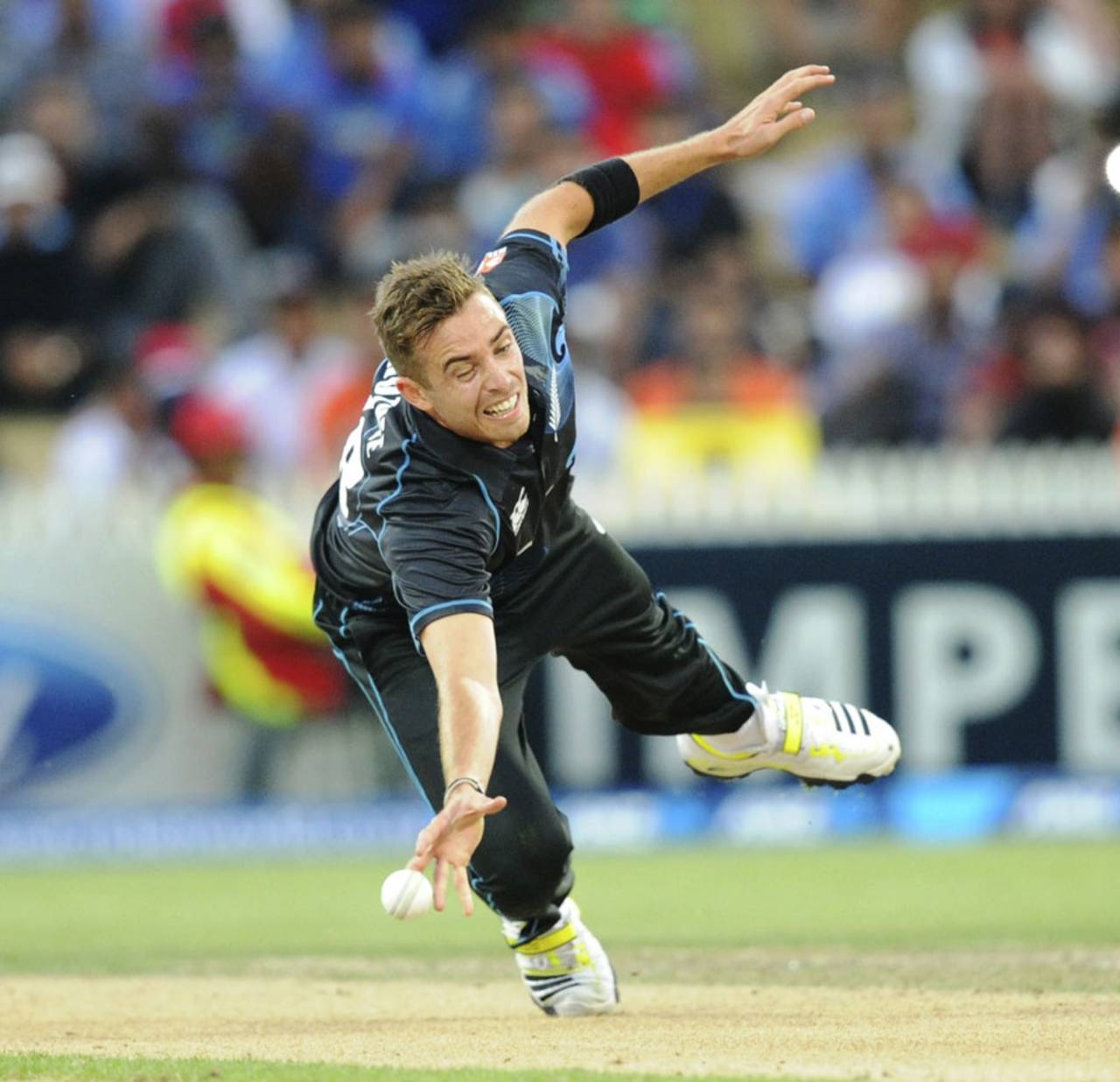 Tim Southee tries to field off his own bowling, New Zealand v India, 2nd ODI, Hamilton, January 22, 2014