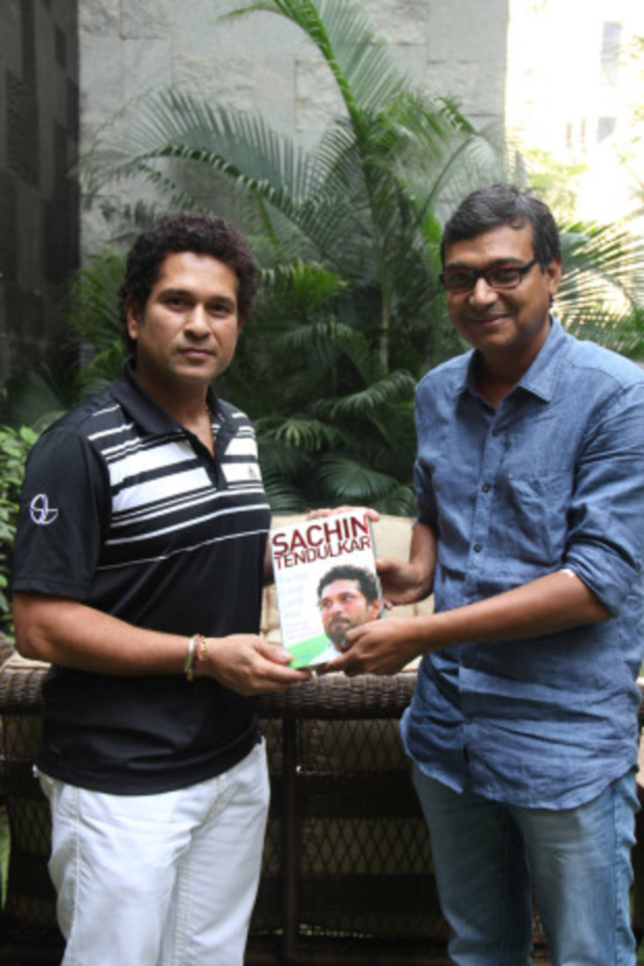ESPNcricinfo editor-in-chief Sambit Bal presents Sachin Tendulkar with a copy of the book <i>Sachin Tendulkar: The Man Cricket Loved Back</i>