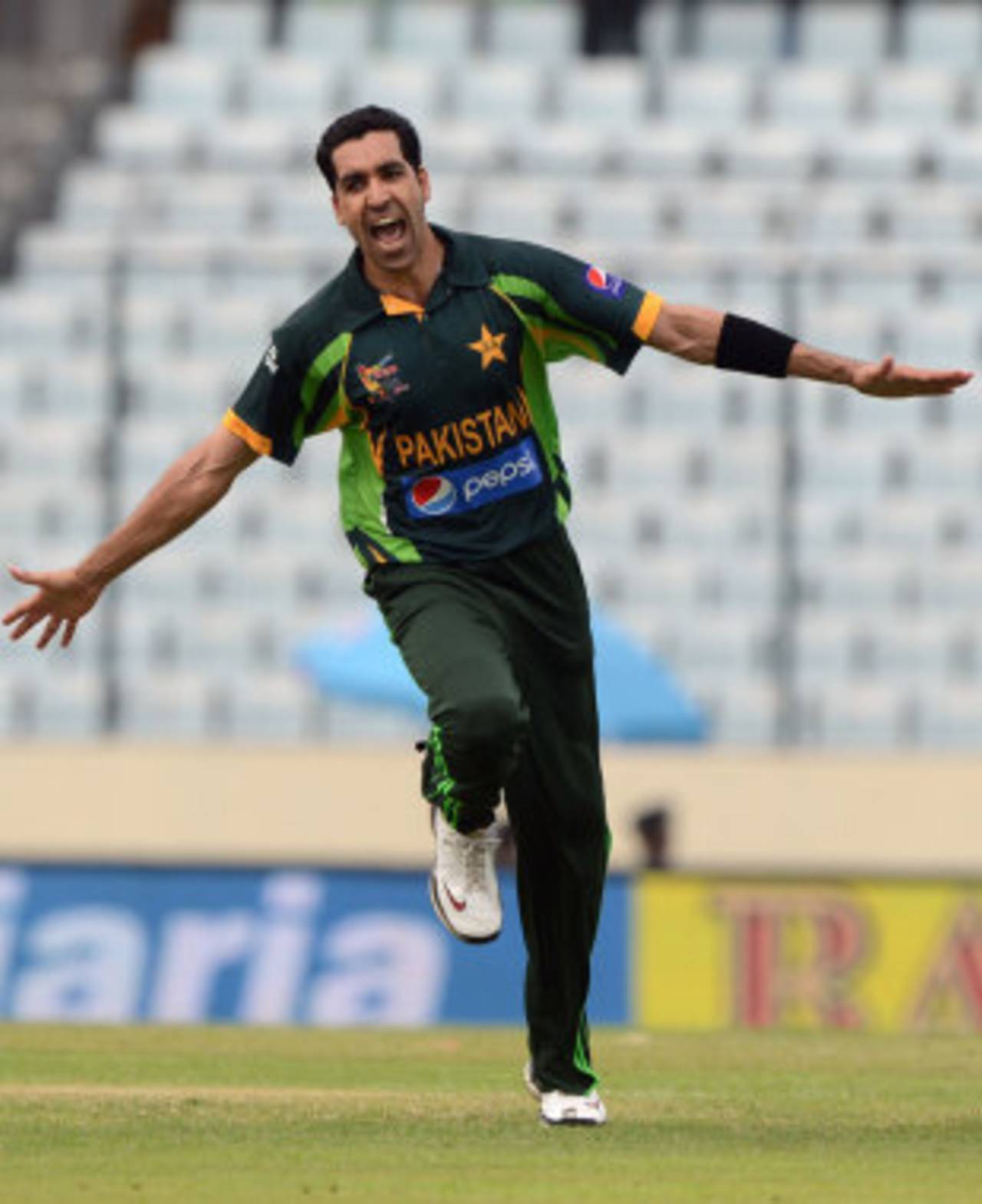Umar Gul exults after dismissing Virat Kohli, India v Pakistan, Asia Cup, Mirpur, March 2, 2014