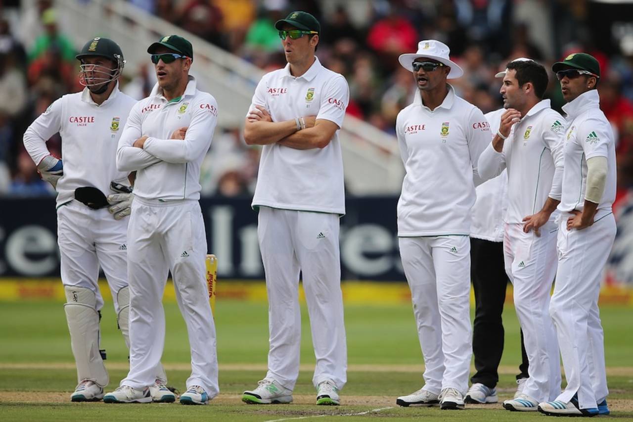 The South Africa players wait for a review, South Africa v Australia, 3rd Test, Cape Town, 2nd day, March 2, 2014