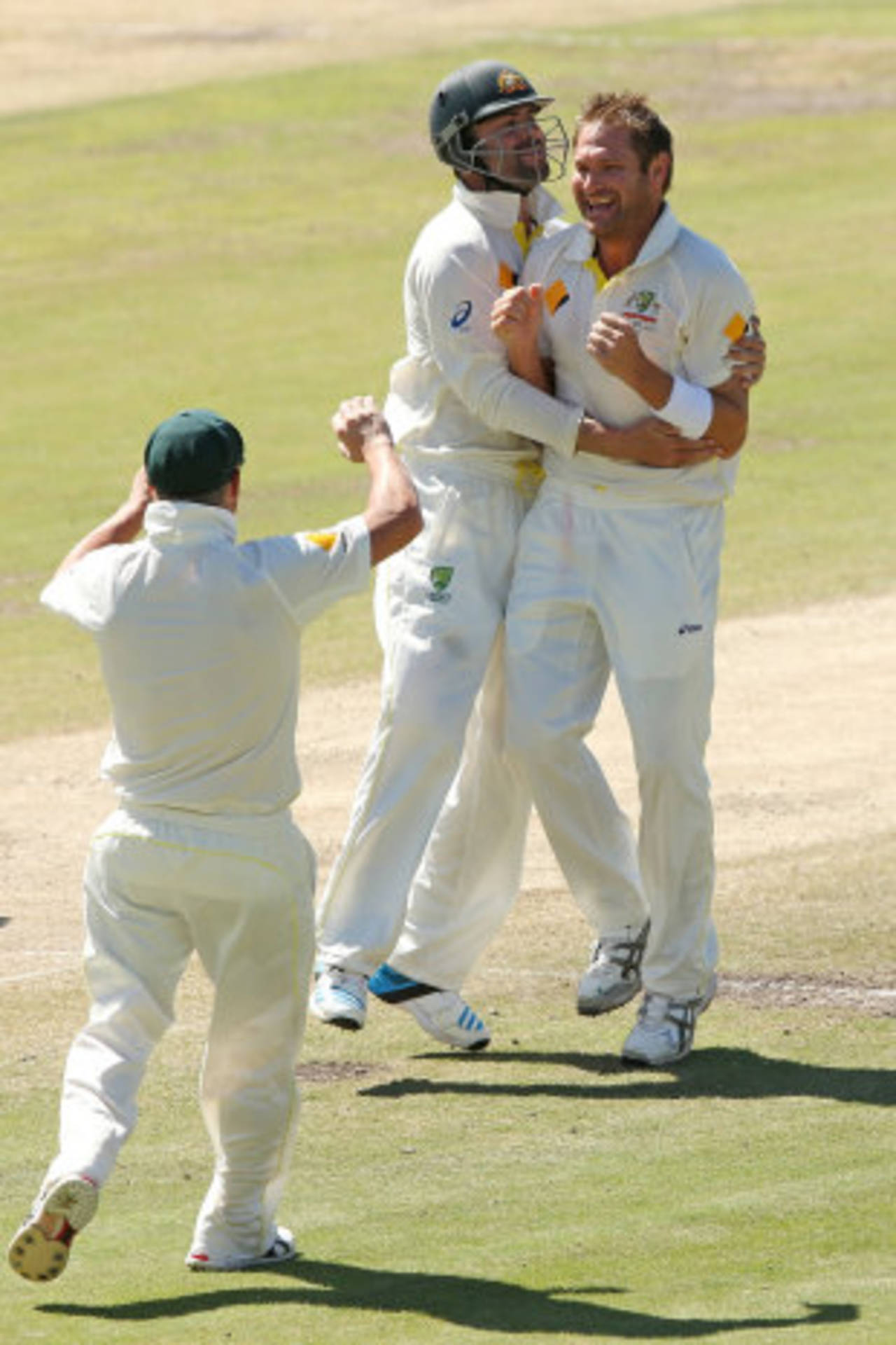 Ryan Harris is congratulated after a wicket, South Africa v Australia, 3rd Test, Cape Town, 4th day, March 4, 2014