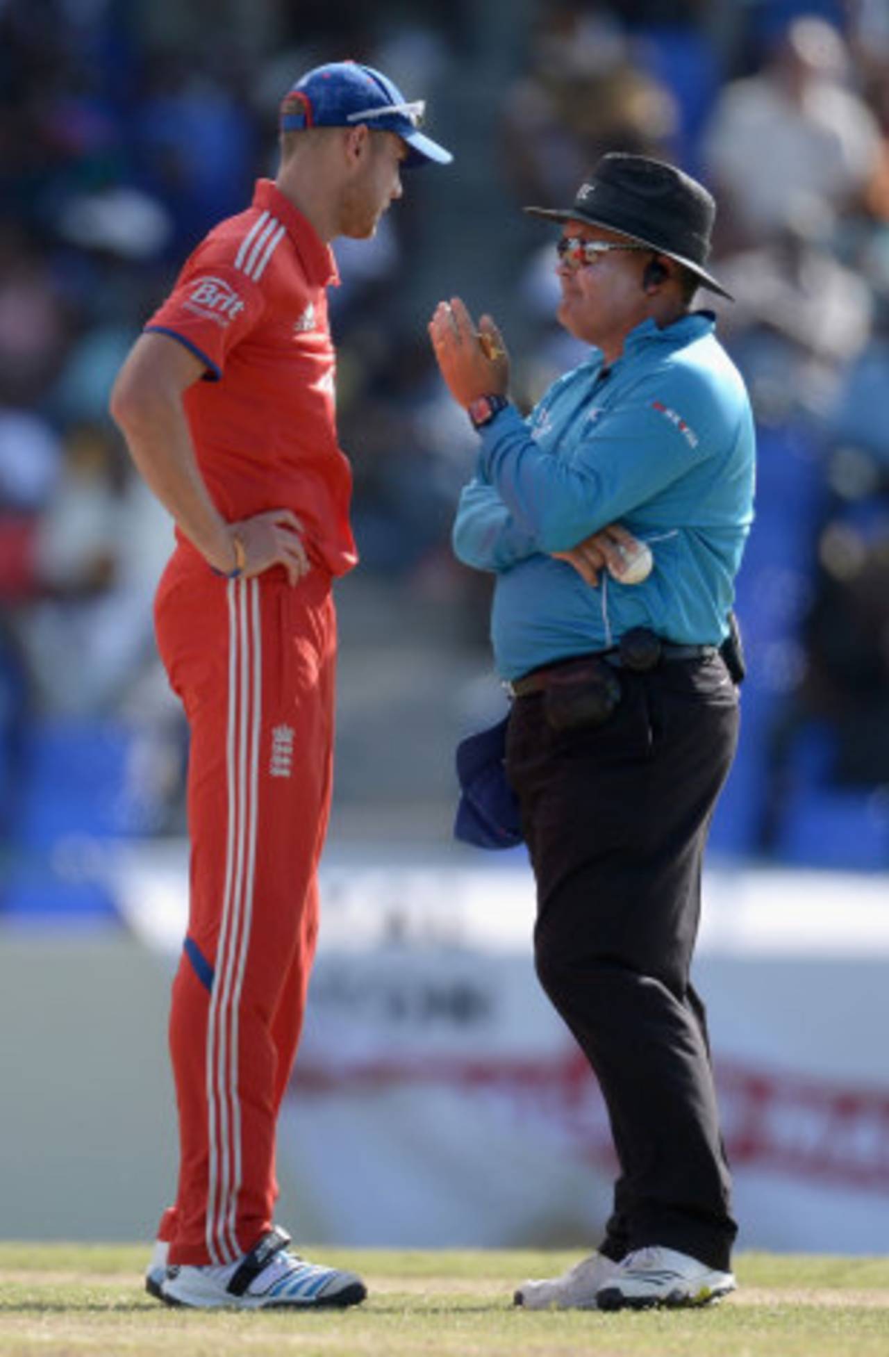Stuart Broad and Marais Erasmus exchanged words about the condition of one of the balls&nbsp;&nbsp;&bull;&nbsp;&nbsp;Getty Images