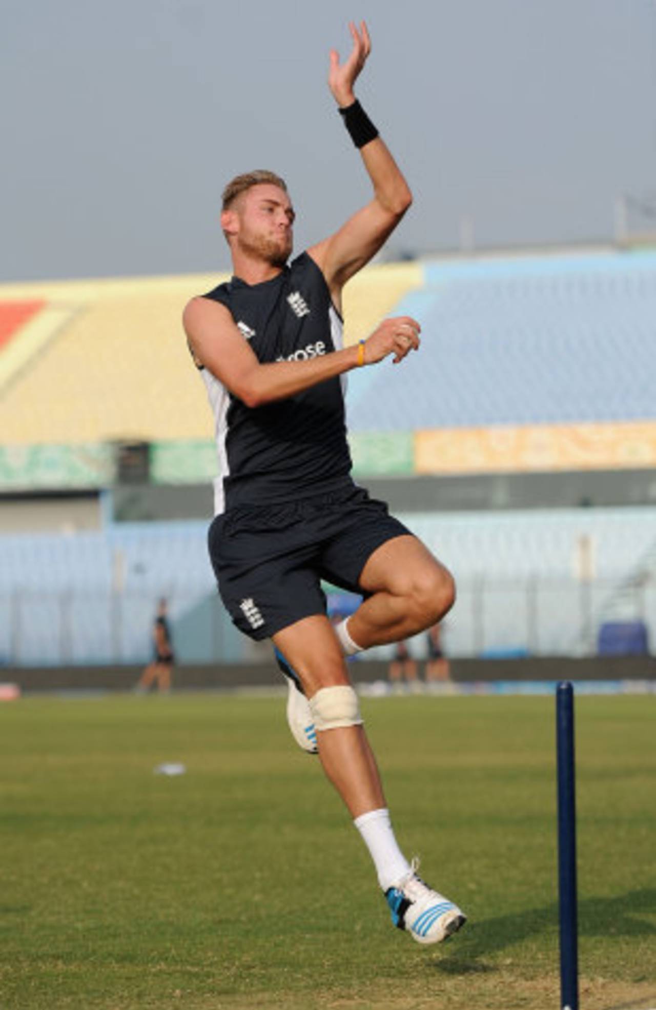 Stuart Broad bowls with his knee bandaged, Chittagong, March 21, 2014