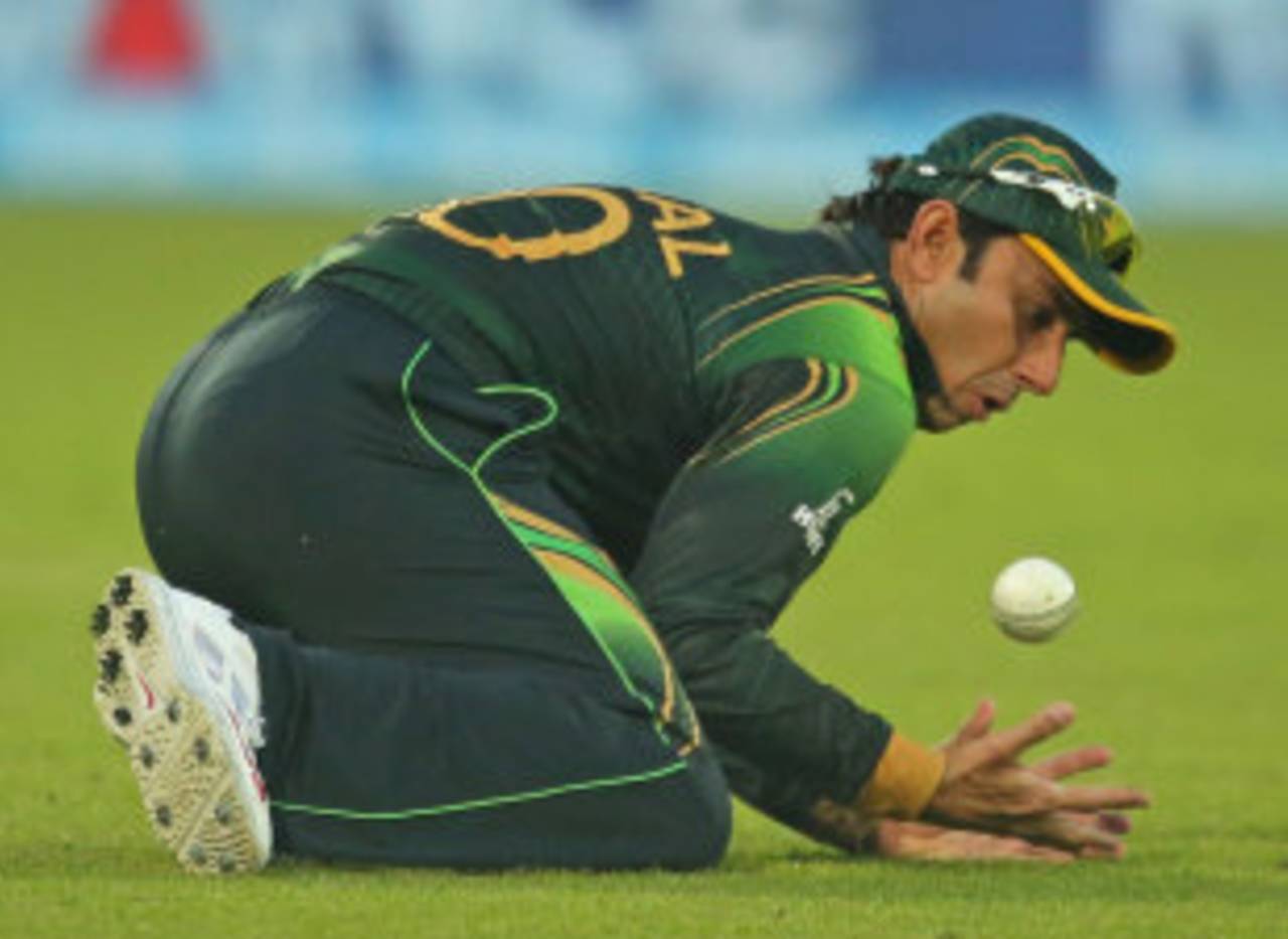 Saeed Ajmal spills a chance off Glenn Maxwell, Australia v Pakistan, World T20, Group 2, Mirpur, March 23, 2014