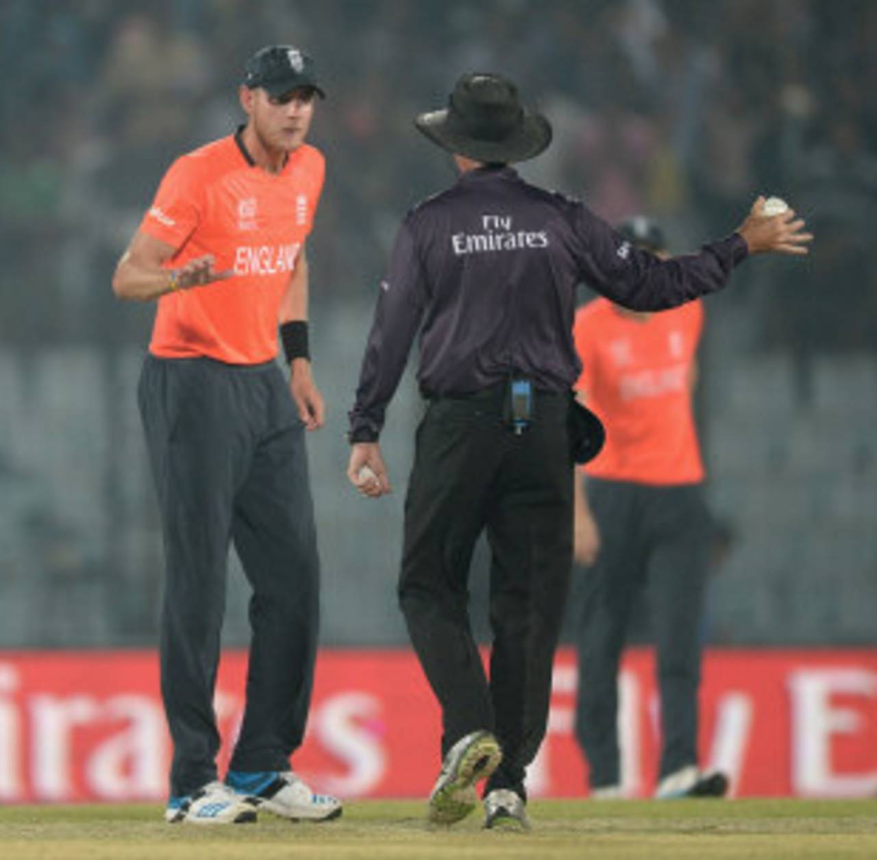 Stuart Broad has a word with the umpire after Mahela Jayawardene is given not out after a disputed low catch from Michael Lumb&nbsp;&nbsp;&bull;&nbsp;&nbsp;Getty Images
