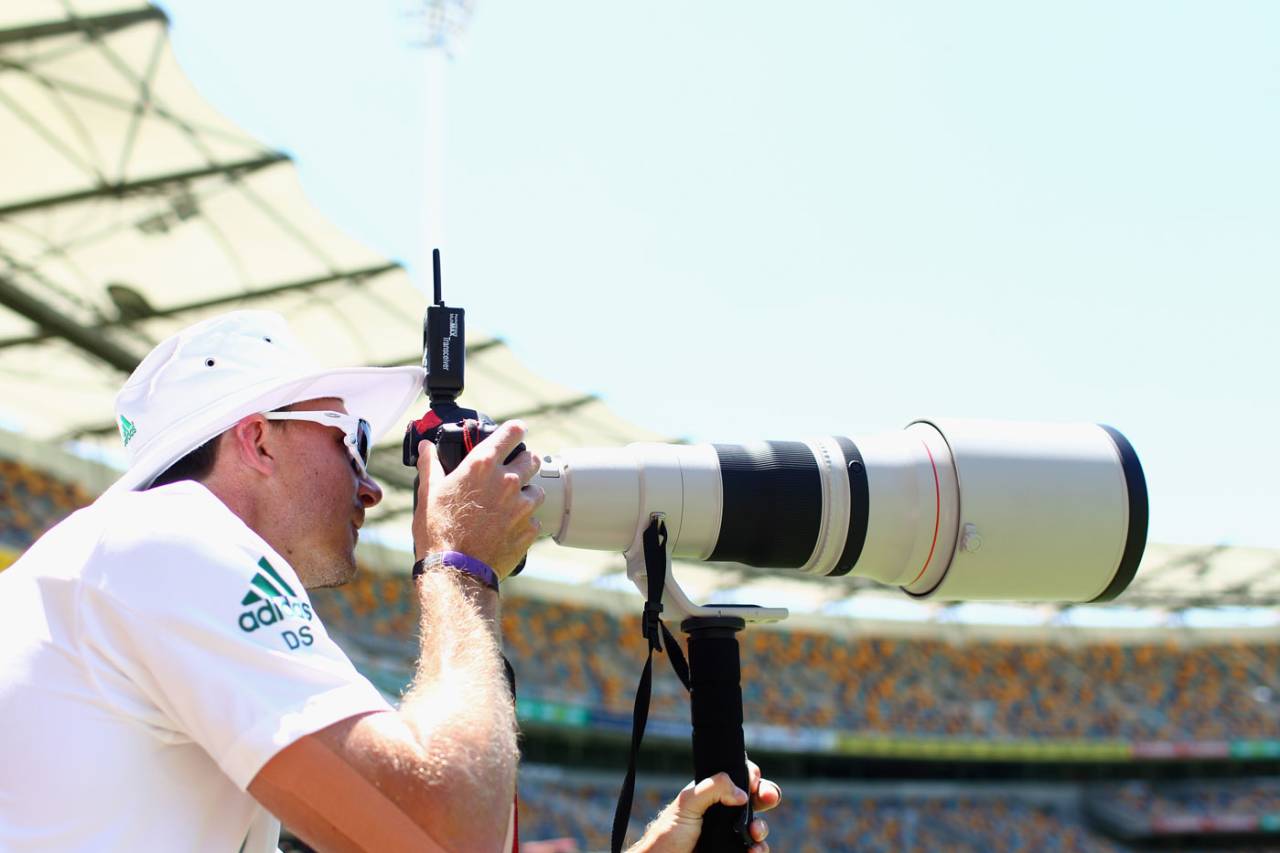 Dale Steyn looks through a photographer's camera, Australia v South Africa, 1st Test, 5th day, Brisbane, November 13, 2012