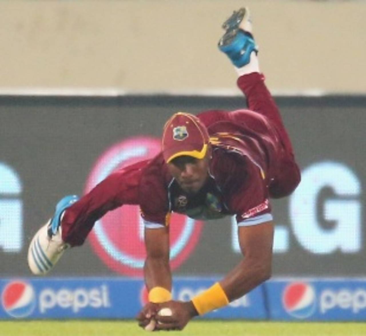 Dwayne Bravo caught Angelo Mathews off the final ball , Sri Lanka v West Indies, World T20, semi-final, Mirpur, April 3, 2014