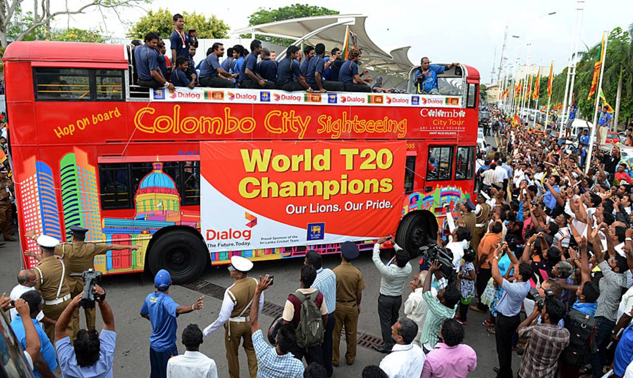 Fans cheer the Sri Lanka players on their return to Colombo, Colombo, April 8, 2014