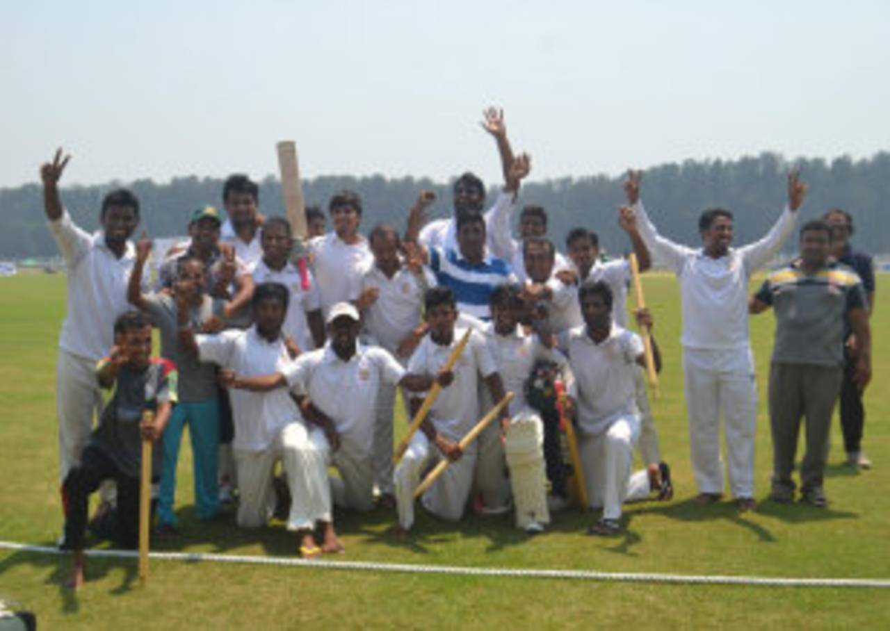 Dhaka Division celebrate winning the title, Khulna Division v Dhaka Division, NCL, Cox's Bazar, 4th day, April 22, 2014