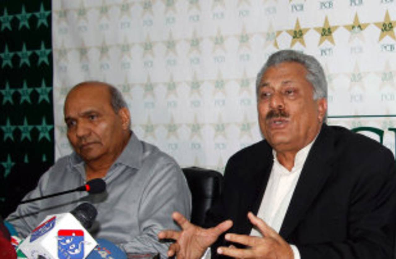 Intikhab Alam and Zaheer Abbas at a press conference, Lahore, May 9, 2014