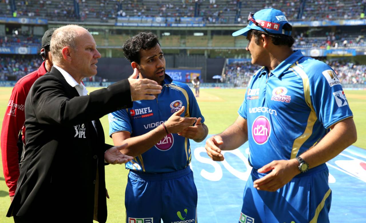 Match referee Andy Pycroft discusses Mumbai Indians' last-minute substitution of Praveen Kumar, Mumbai Indians v Delhi Daredevils, IPL 2014, Mumbai, May 23, 2014