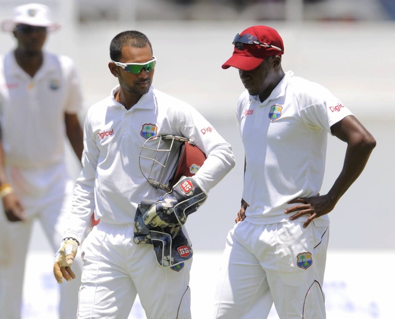 Denesh Ramdin talks to Jerome Taylor, West Indies v New Zealand, 1st Test, Kingston, 2nd day, June 9, 2014